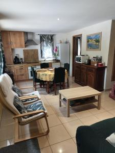 a living room with a table and a kitchen at Les Buis in Carpentras