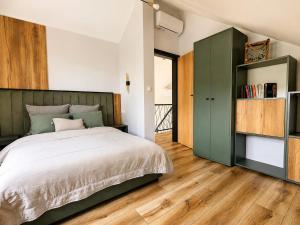 a bedroom with a bed and a book shelf at Skośne Domki in Chmielno