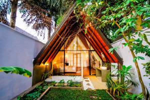 a small house with a thatched roof at Taro River Resort Negombo in Otarawadiya