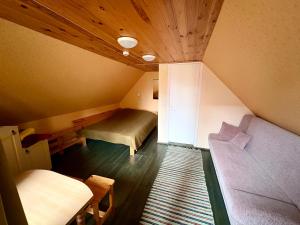 a small room with two beds and a table at Rõuge Suurjärve Külalistemaja in Rõuge