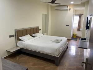 a bedroom with a large white bed in a room at SSR PARADISE ROOMs in Kavarapettai