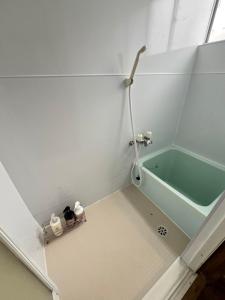 a bathroom with a bath tub in a room at 民泊びんご1 in Onomichi