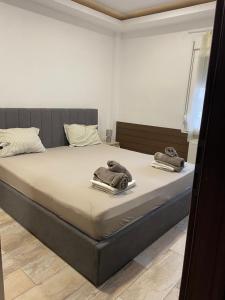 ein Bett mit zwei Handtüchern darauf in der Unterkunft Jozy in Peraia + 25 Fotos
