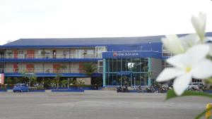 un edificio blu con fiori bianchi di fronte di Hotel Olga Lucia a Barrancabermeja