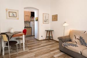 a living room with a couch and a table at B&B Interno SG in LʼAquila