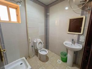 a bathroom with a toilet and a sink at فندق مهوى الفؤاد 1 ذاخر توصيل مجاني للحرم Mahwa Alfoad 1 Hotel free bus to Haram in Mecca +24 photos