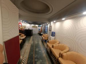 a salon with couches and a waiting room at Hotel Mount View in Shimla