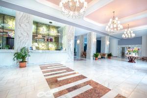 a lobby of a hotel with a chandelier at Hotel Ambasador Mamaia in Mamaia +63 photos