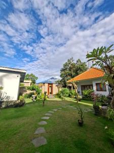 a garden with a pathway in a yard at Rumah Asri Devarastra #1 in Amed
