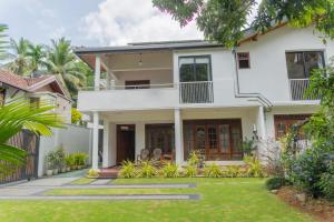 an image of a house with a yard at Ditara in Katugastota