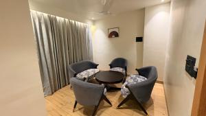 a waiting room with chairs and a table at hotel midas in Sāgar