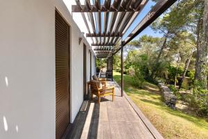 a wooden porch with a wooden pergola at villa d'engance et ses dépendances in Nîmes