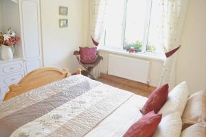 Rúm í herbergi á Hook Head Guest House