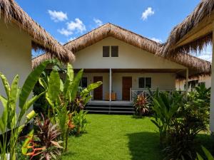 a house with a thatched roof at Phangan Chalet Bungalows in Chaloklum