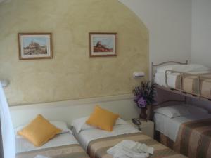Uma cama ou camas num quarto em Hotel Arcade