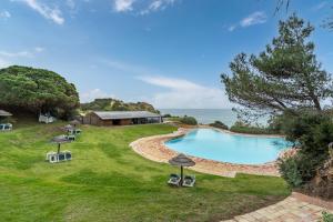 an overhead view of a swimming pool with umbrellas at Prainha Lounge in Alvor