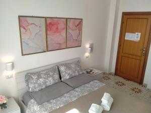 a living room with a couch and a wooden door at Le Camelie camera in Bosa