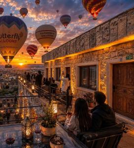 a group of people sitting at a bar with hot air balloons at Süleyman Cappadocia - Hot Air Balloon View in Göreme
