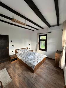 a bedroom with a bed in the middle of it at Bachvarov house Бъчваровата къща in Palitsi