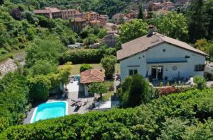 an aerial view of a house with a swimming pool at Les Hortensias in Lantosque