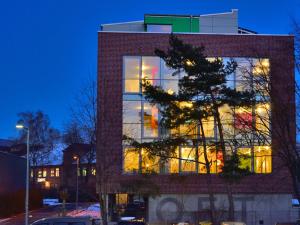 un edificio de ladrillo con un árbol delante de él en Loft Apartments en Schorndorf