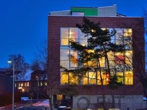 ein Backsteingebäude mit einem Baum davor in der Unterkunft Loft Apartments in Schorndorf