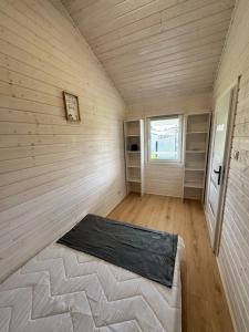 a room with a bed in the corner of a room at Domki GAMA in Gąski