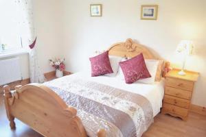 Rúm í herbergi á Hook Head Guest House