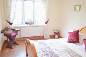 Rúm í herbergi á Hook Head Guest House