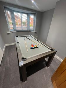 a snooker table in a room with sidx sidx sidx at Droversdale Delux hottub and pool table in Bircotes