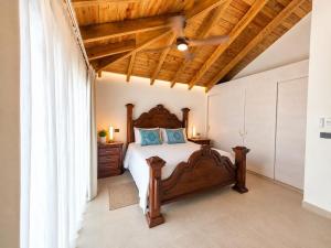 Visual Reference: Antigua 304 Luxury Beachfront Penthouse With A Private Rooftop Jacuzzi