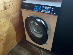a washer and dryer in a room at Chalet Zugspitze in Grainau