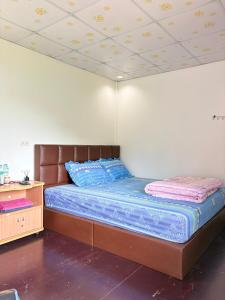 a bed in a room with a ceiling at บ้านพักสมพงศ์ภูทับเบิก in Ban Maeo Thap Boek +7 photos