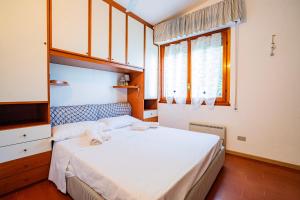 a bedroom with a bed and a window at Moneglia - Le Case di Bart in Moneglia +41 photos