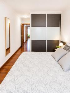 a bedroom with a large white bed in a room at Turismo rural, San Sebastián,playa, parking privado in Azpeitia