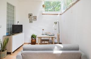 a living room with a couch and a table at Villa Serra d'Elci in Ascea