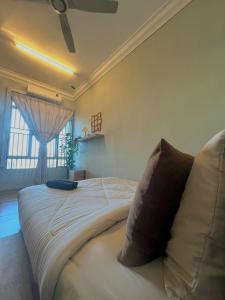 a large bed in a room with a window at LS homestay Ipoh in Chemor