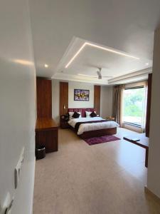 a large bedroom with a bed and a large window at G RAK HOTELs in Etah