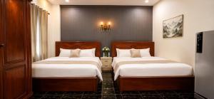 two beds in a hotel room with two beds sidx sidx sidx at YT Hotel & Hostel Vientiane in Vientiane +9 photos