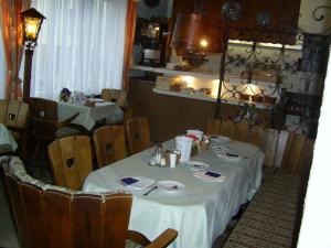a table in a restaurant with a white table cloth at Hotel-Garni-Kurtz in Reutlingen