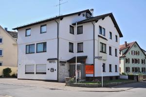 a white building on the corner of a street at Hotel-Garni-Kurtz in Reutlingen