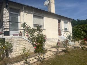 a house with flowers in front of it at Chambre calme Beauval Chateaux in Montrichard