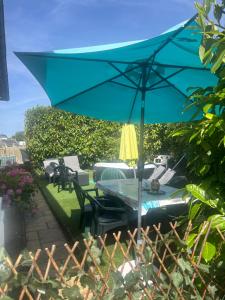 a blue umbrella sitting on top of a table at Chambre calme Beauval Chateaux in Montrichard