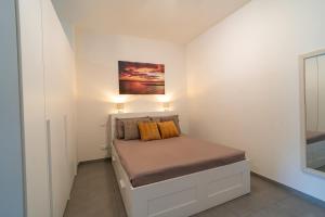 a small bedroom with a bed in a room at NOVELLA DEL MAR prima fila dal mare in Grottammare