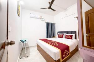 ein Schlafzimmer mit einem Bett mit roten Kissen in der Unterkunft Hill View Comforts in Mysore