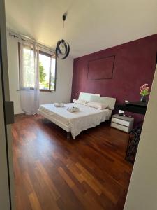 a bedroom with a bed and a wooden floor at Ponsy Dream - Firenze, Pisa, Livorno in Ponsacco