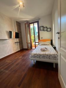 a bedroom with a bed and a wooden floor at Ponsy Dream - Firenze, Pisa, Livorno in Ponsacco
