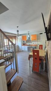 a kitchen and dining room with a table and chairs at Islabeach in Isla +18 photos