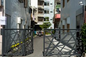 花蓮市にあるTimia Homestayの建物間の路地門 +22枚の写真