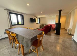 a dining room with a table and chairs and a living room at T4 avec jardin - ENVEITG in Enveitg